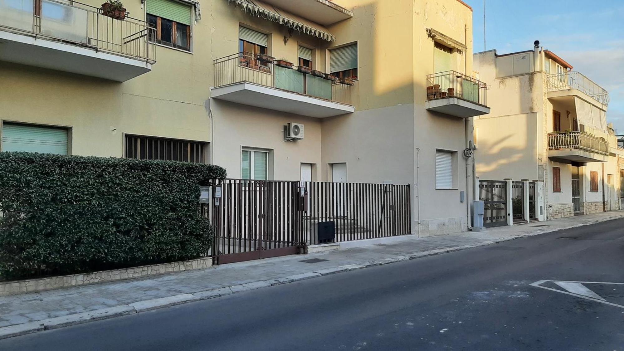 Elegante Bilocale Con Giardino Apartment Lecce Luaran gambar